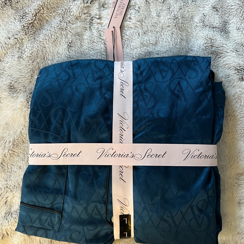 Victoria’s Secret satin short pj set size L